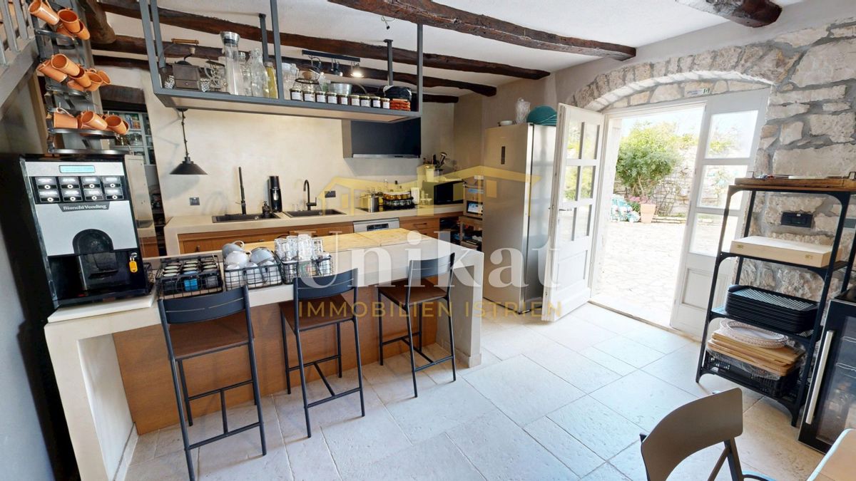 Splendida tenuta con due case in pietra e piscina